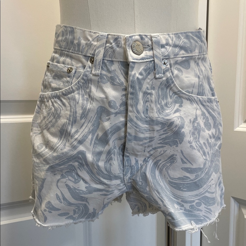 NWOT 🆕 Zara Women’s White Patterned Denim Shorts